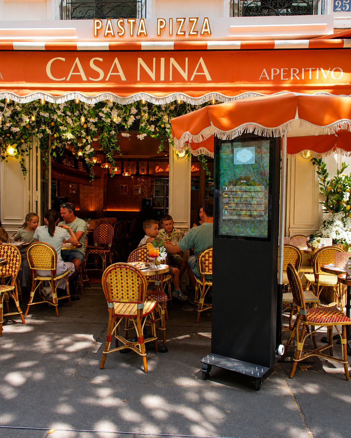 Borne tactile DigiChef installée devant le restaurant Casa Nina