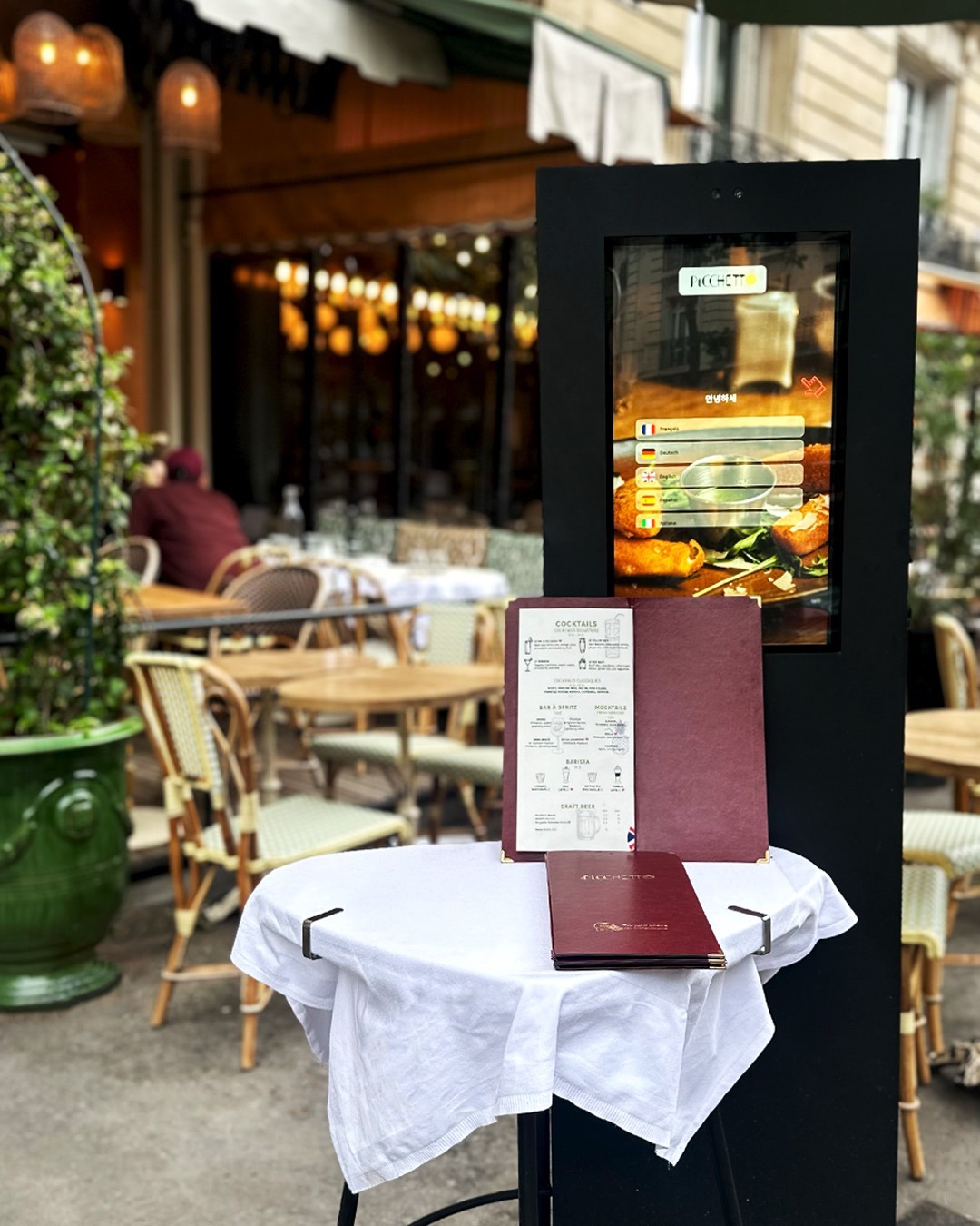 Borne tactile DigiChef installée sur la terrasse du restaurant Picchetto