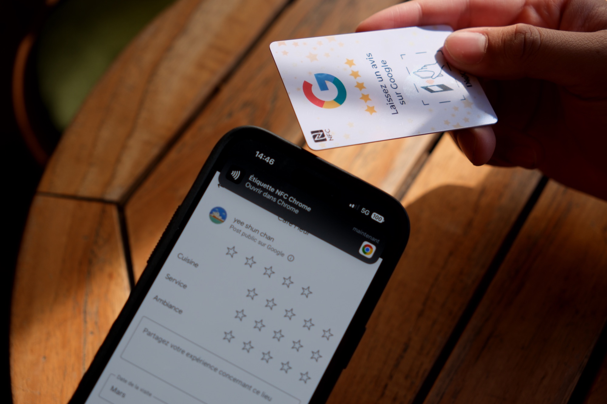 Contact NFC ouvrant la page d’avis Google du restaurant sur un téléphone
